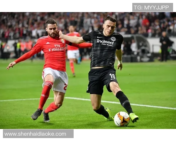 德甲焦点战：多特蒙德与曼联激战成平局绝杀时刻引发全场狂欢