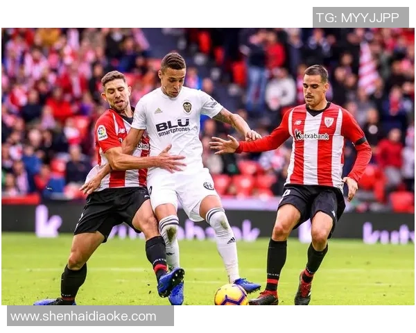 西甲激战巴黎圣日耳曼与AC米兰战成平局帽子戏法引发转会热议 西甲激战巴黎圣日耳曼与AC米兰战成平局帽子戏法引发转会热议